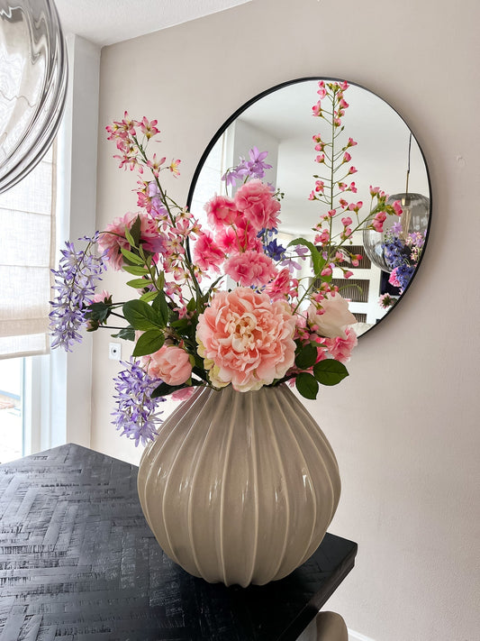 fris boeket met felle kleuren in ribbel vaas