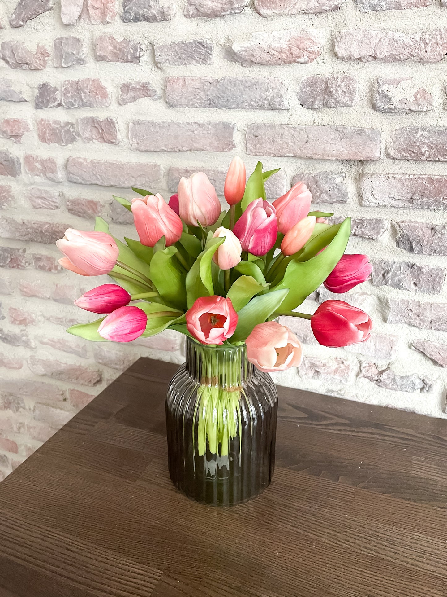 Perfect vaasje in smoky geribbeld glas. Gecombineerd met zijden tulpen.