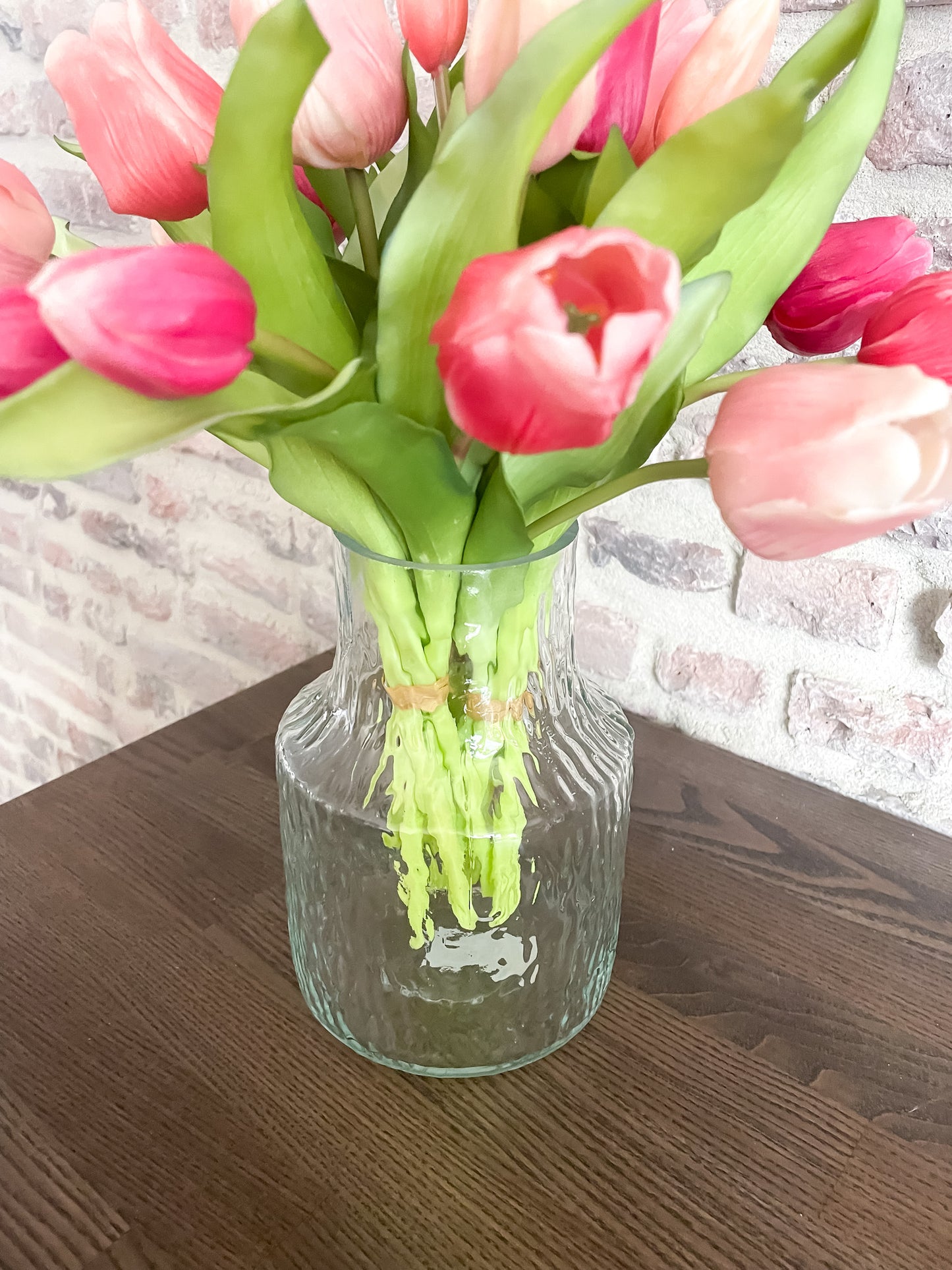 Klein glazen vaasje met een gehamerd patroon. Geschikt om te combineren met zijden tulpen of een zijden boeket.