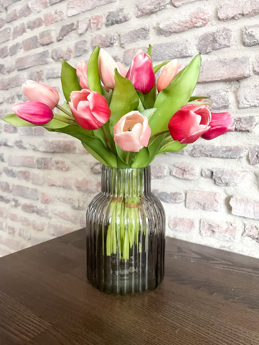 Geribbelde glazen vaas – stijlvolle grijze vaas voor modern en sfeervol interieur gecombineerd met zijden tulpen.