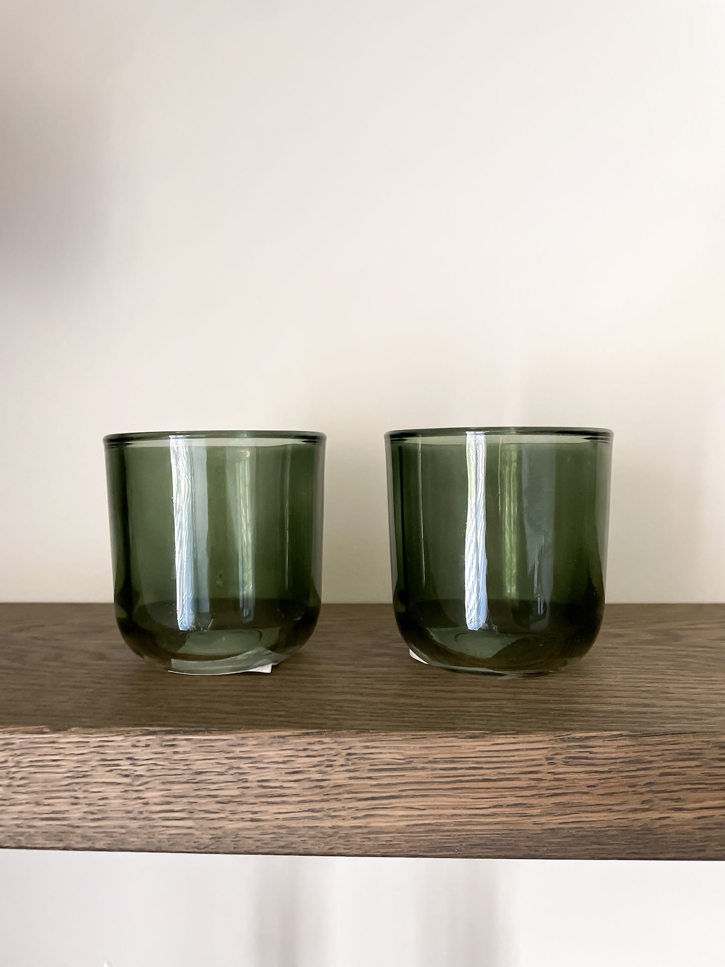 Kleine theelichthouders van groen transparant glas.
