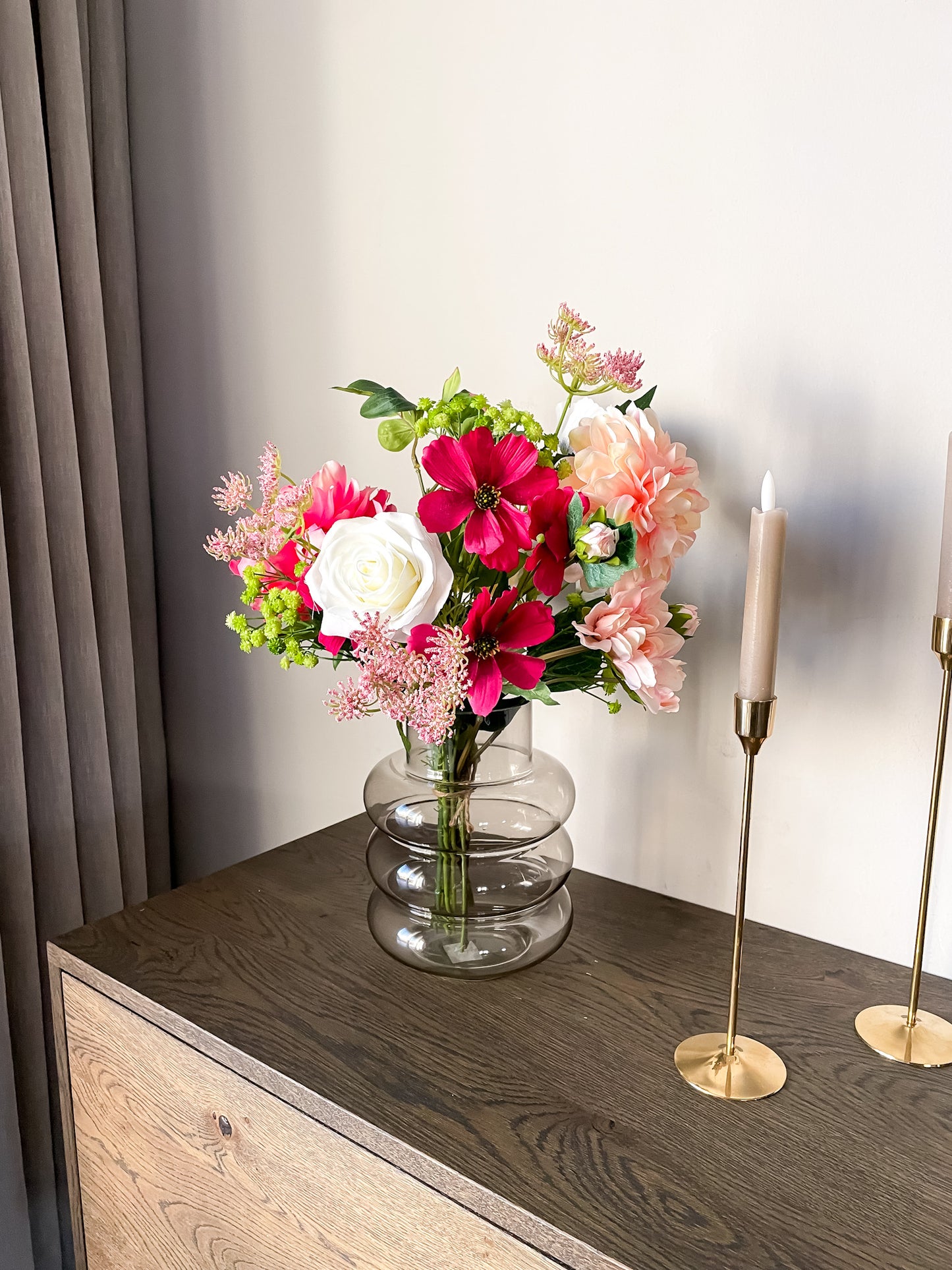 Klein zijden boeket met roze, wit, groen en pastelgeel, perfect als romantisch Valentijnscadeau.