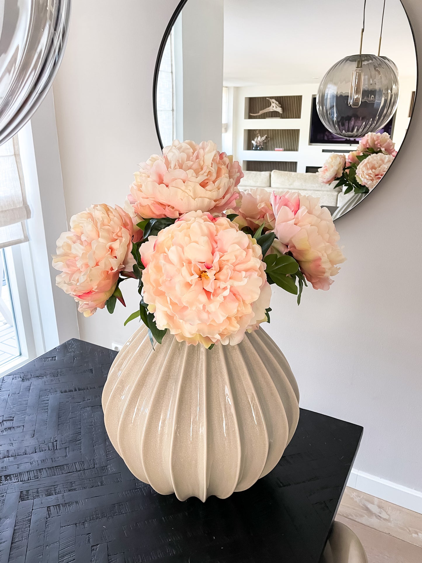 Realistisch zijden pioenrozen boeket met open knop in volle bloei