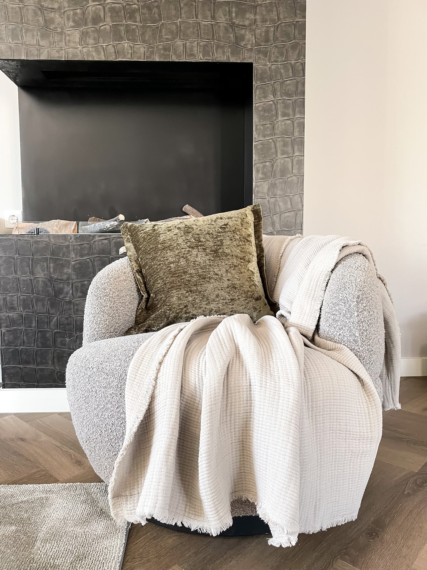 Katoenen plaid in het lichtgrijs/zand. Perfect voor op de bank of als decoratie op bed.