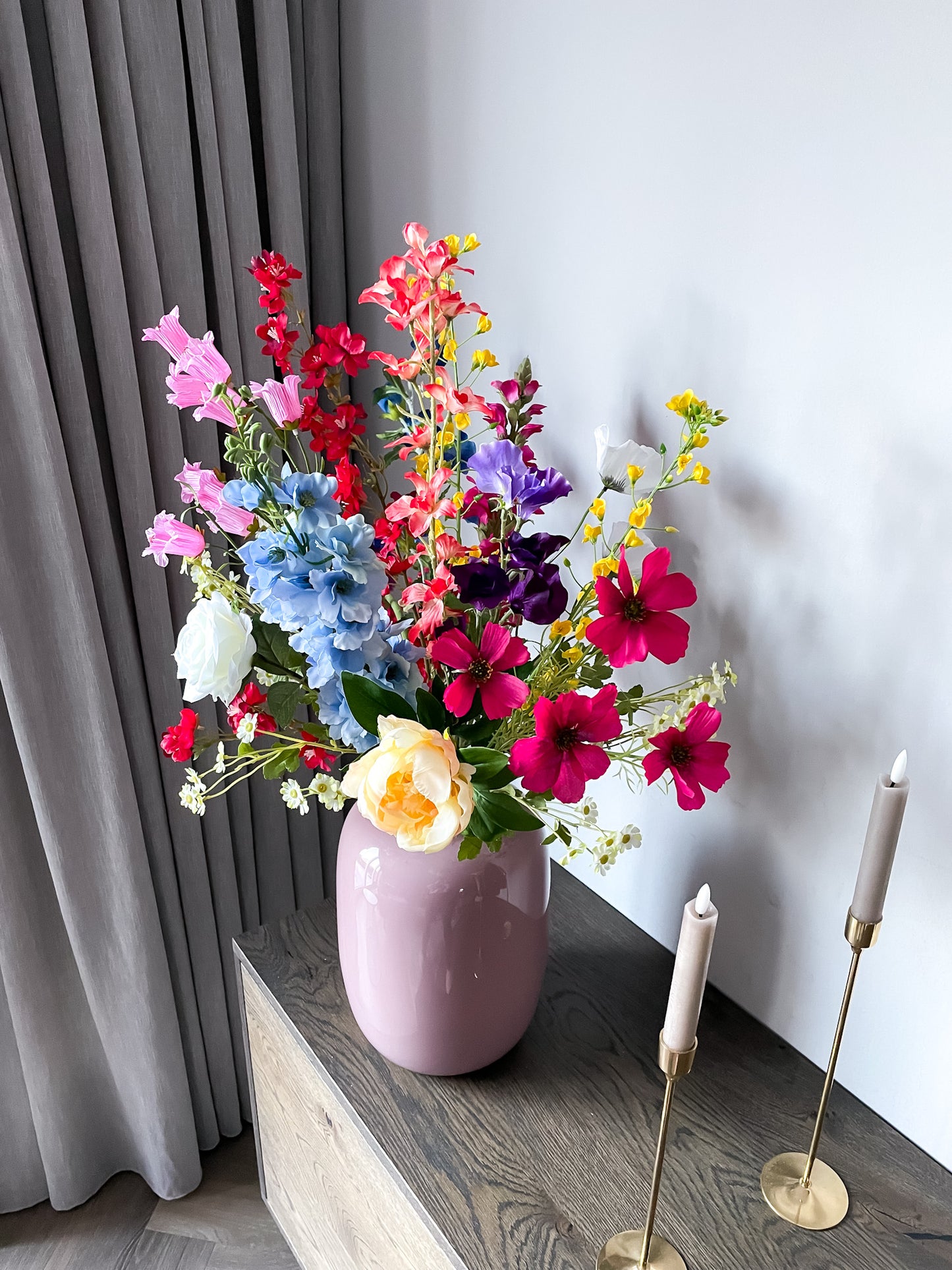 Luxe kunstbloemen boeket in felle kleuren en pastelkleuren.