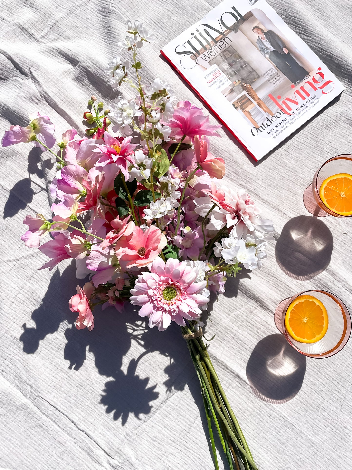 Luxe boeket met kunstbloemen in roze kleuren. Niet van echt te onderscheiden.