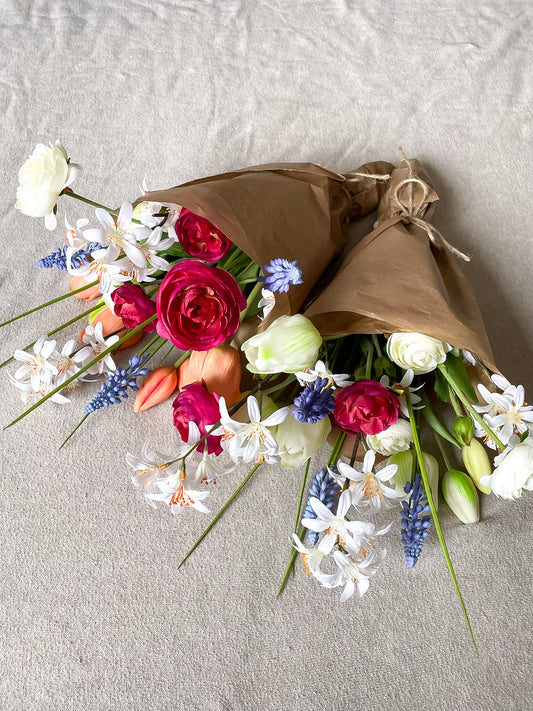 Voorjaarsboeket met tulpen, ranonkels, blauwe druifjes en bloesem
