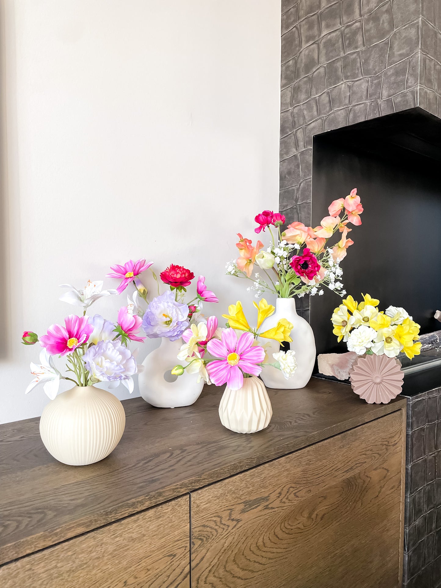 Een aantal leuke opties voor zijden boeketten inclusief vaas in vrolijke voorjaarskleuren zoals geel, roze, wit en oranje.