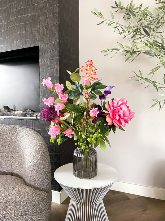 Luxe zijden boeket met pioenroos en veldbloemen in vaas als blijvend Moederdag cadeau