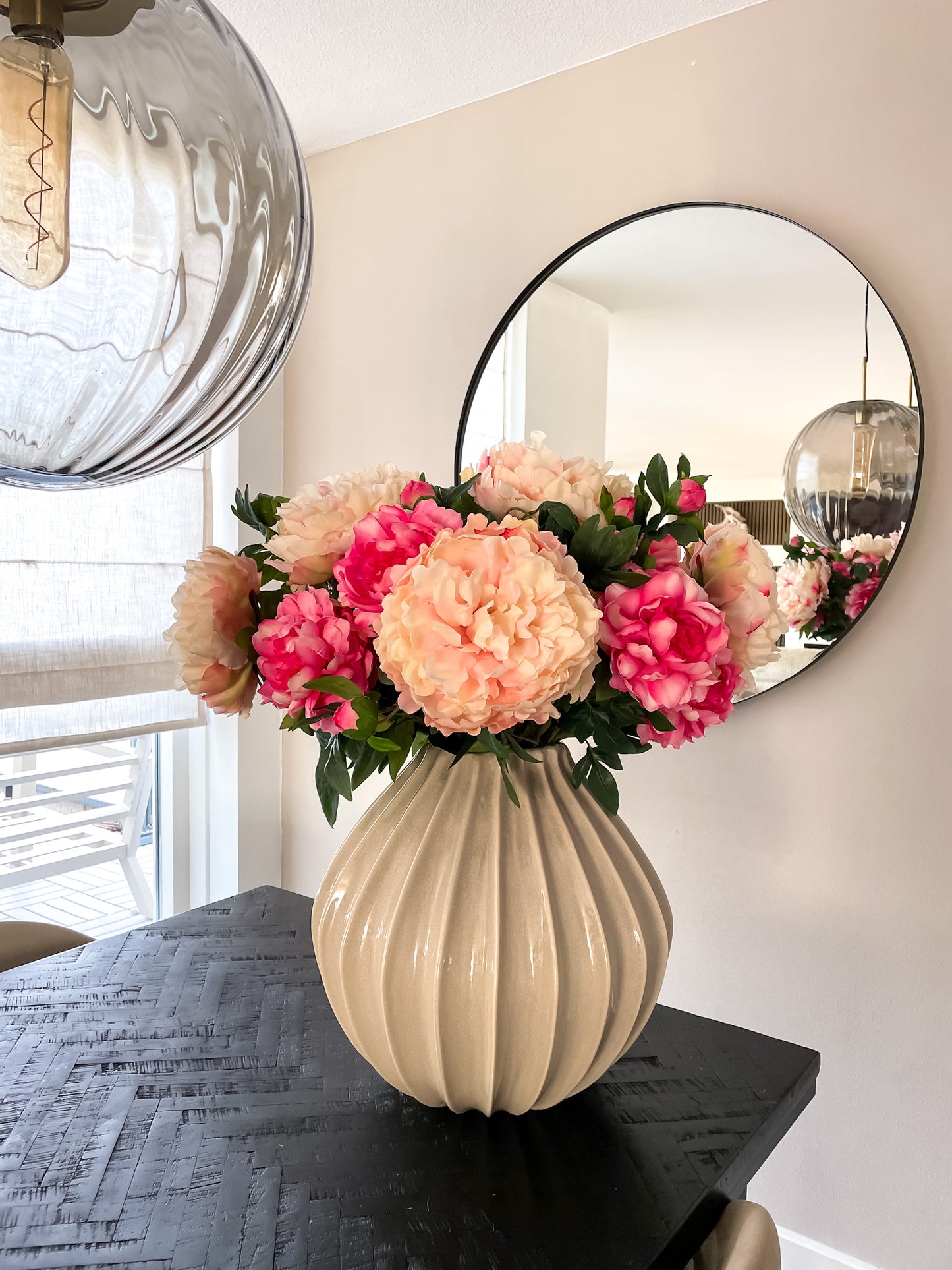 Zijden boeket met verschillende pioenrozen in roze en zalm kleur. Luxe en groot boeket kunstbloemen.