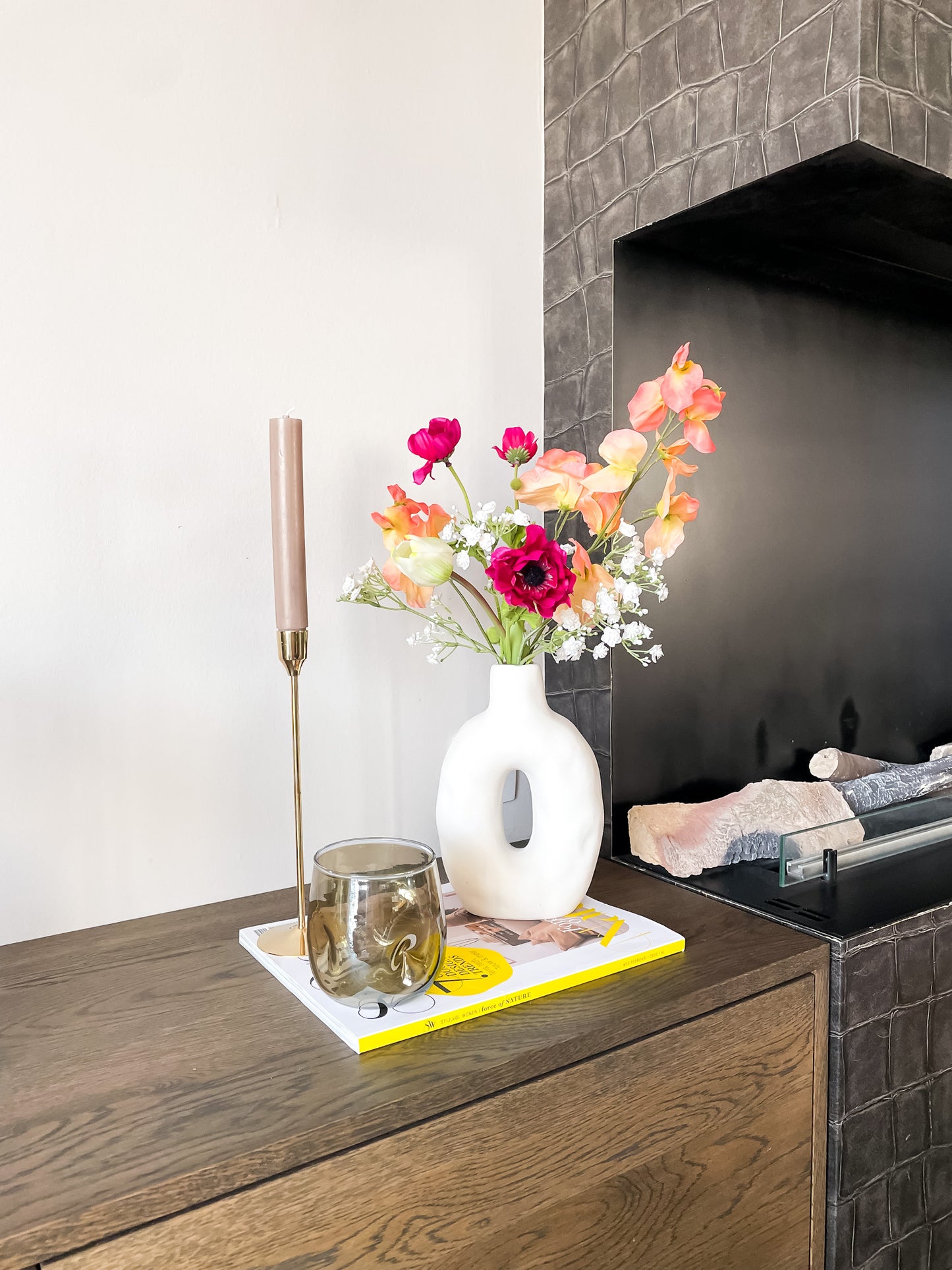 Een zijden kunstboeket met pastelkleuren in een keramische witte vaas. Het boeket en de vaas worden verkocht als set en zijn een betaalbare optie voor zijden bloemen.