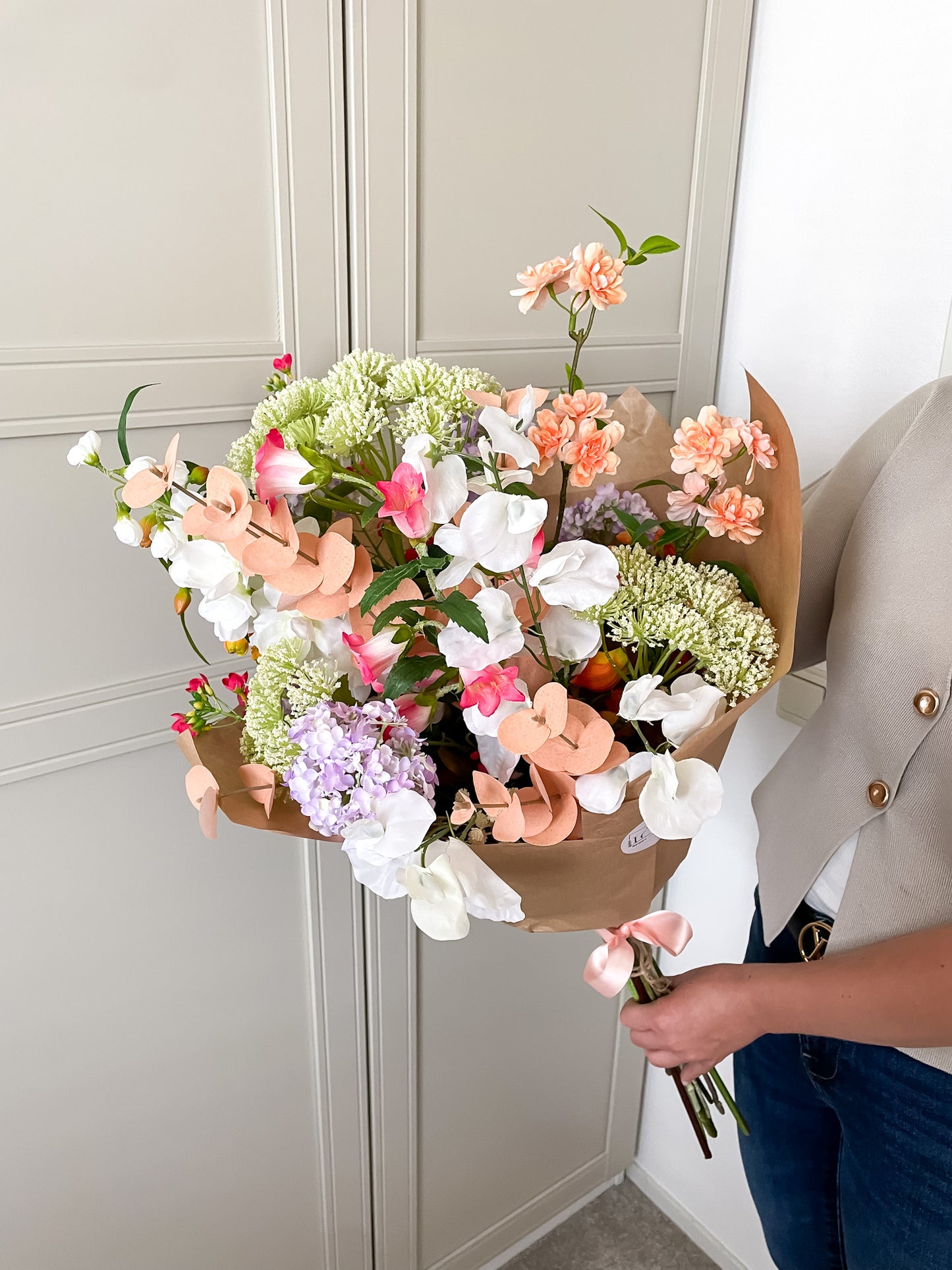 uniek zijden boeket met mooi oranje, en groene tinten