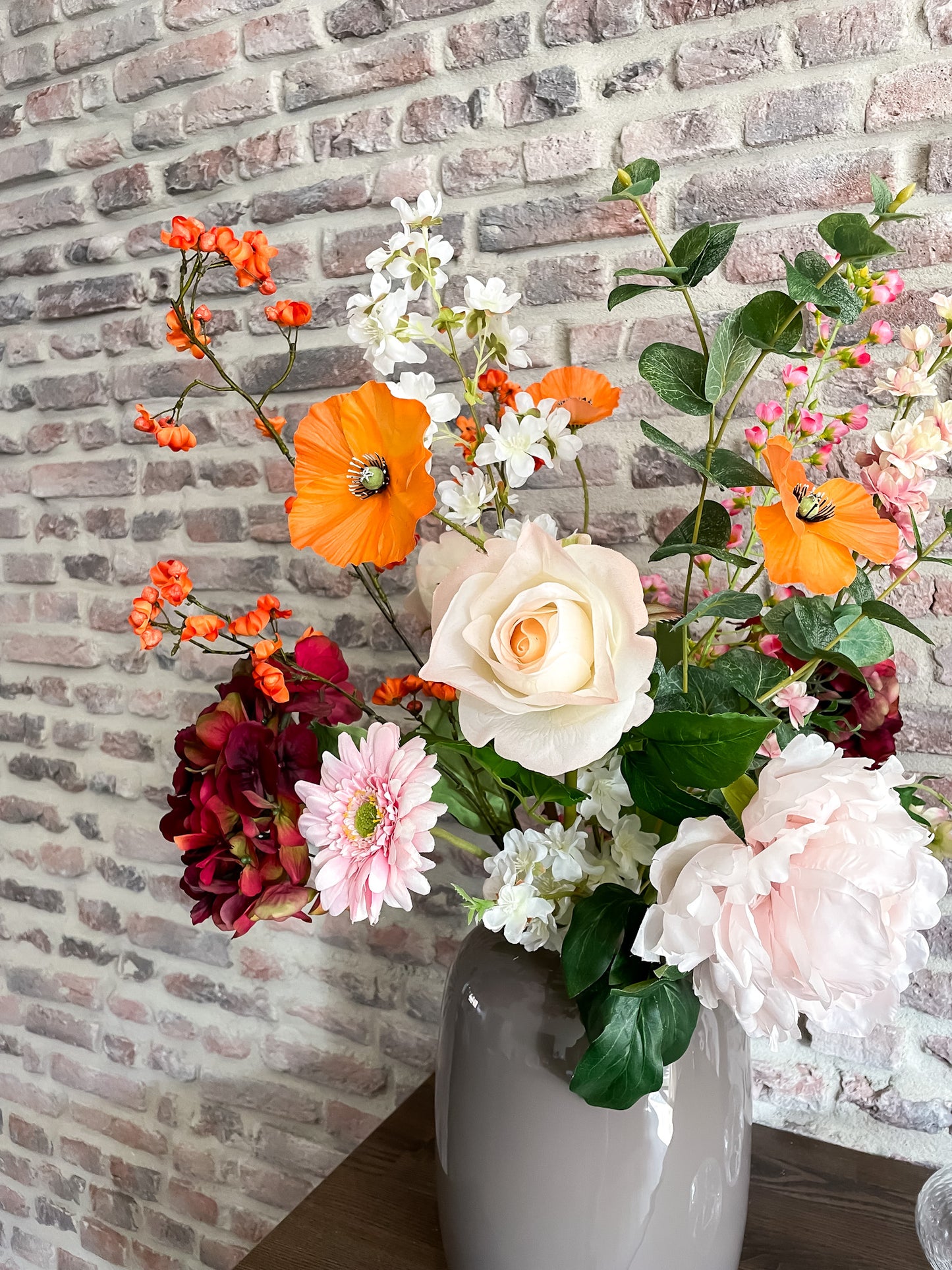 Kunstbloemen boeket met bordeaux hortensia’s, roze pioenroos en zachte roze tinten