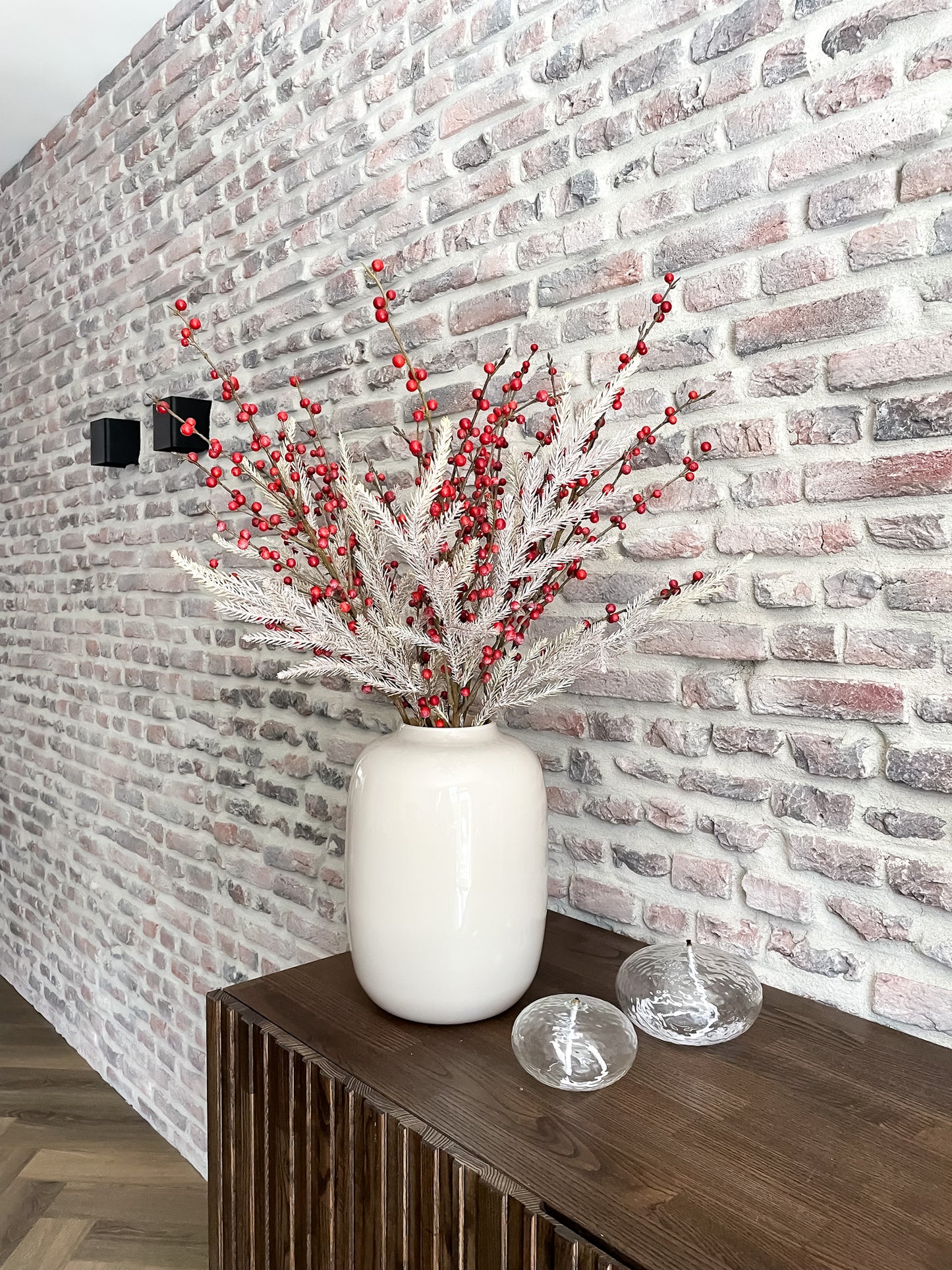Kunstbloemen boeket in rood en groen met bessentakken en varentakken