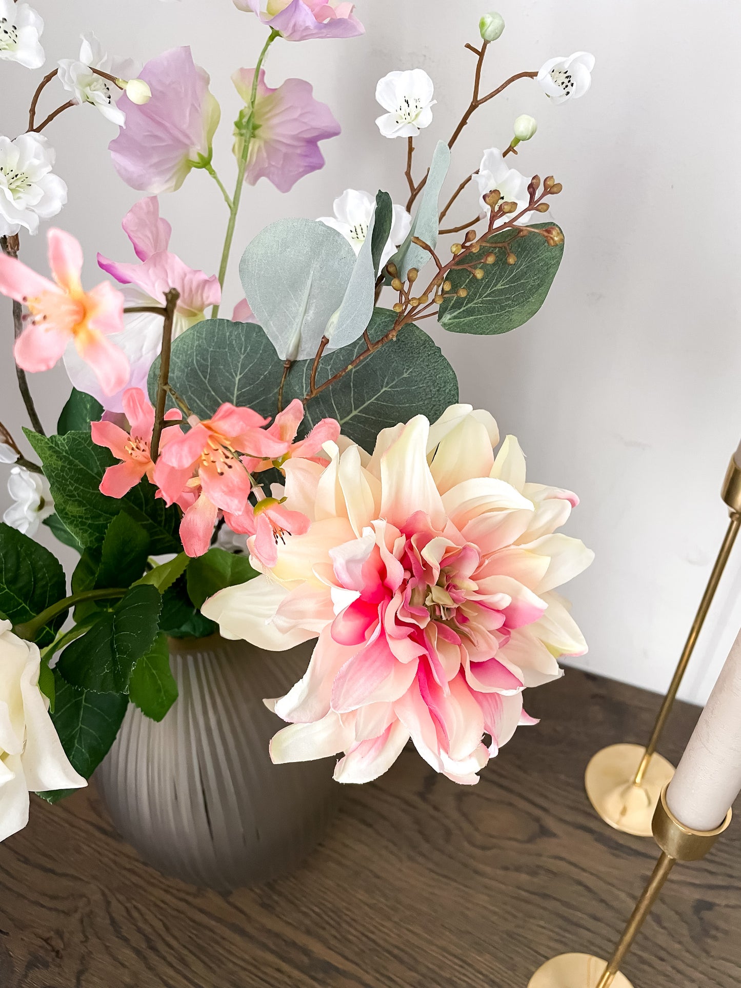 zijden boeket met dahlia en groen blad gecombineerd met een ribbel vaas