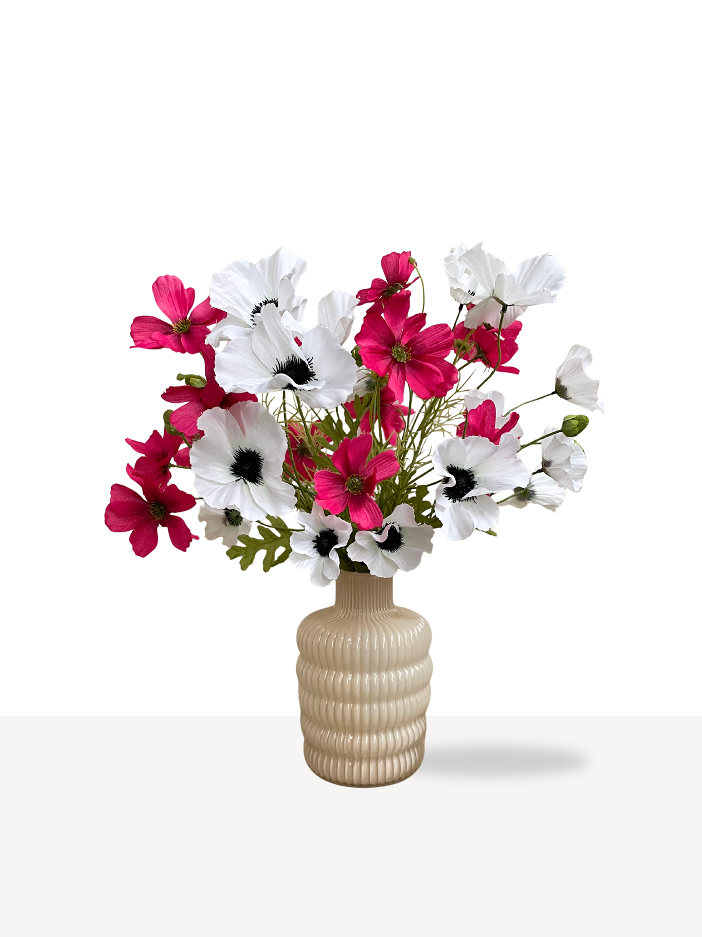 Roze en witte zijden bloemen boeket in bobbel vaas