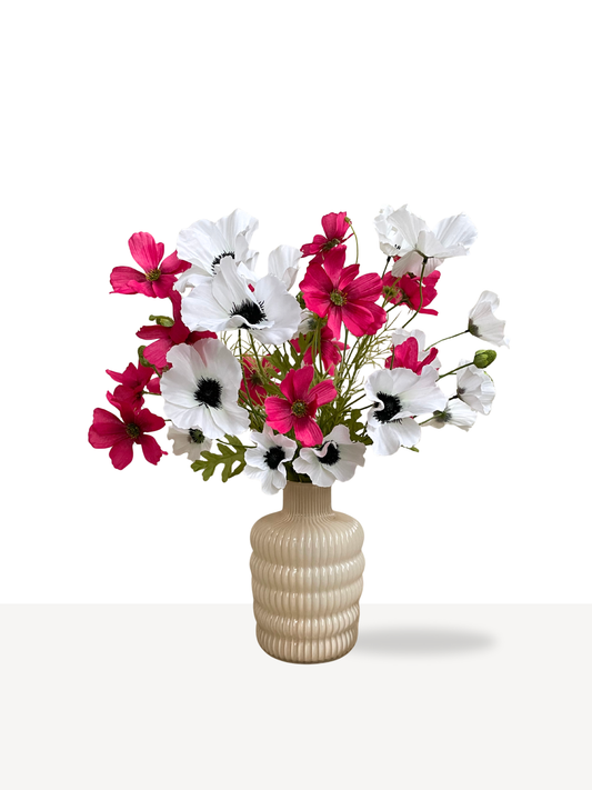 Roze en witte zijden bloemen boeket in bobbel vaas