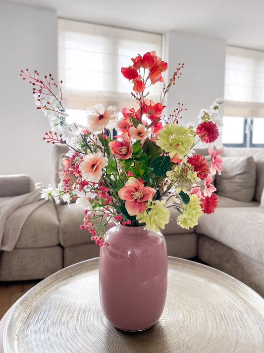 Zijden boeket met herfstkleuren in roze vaas