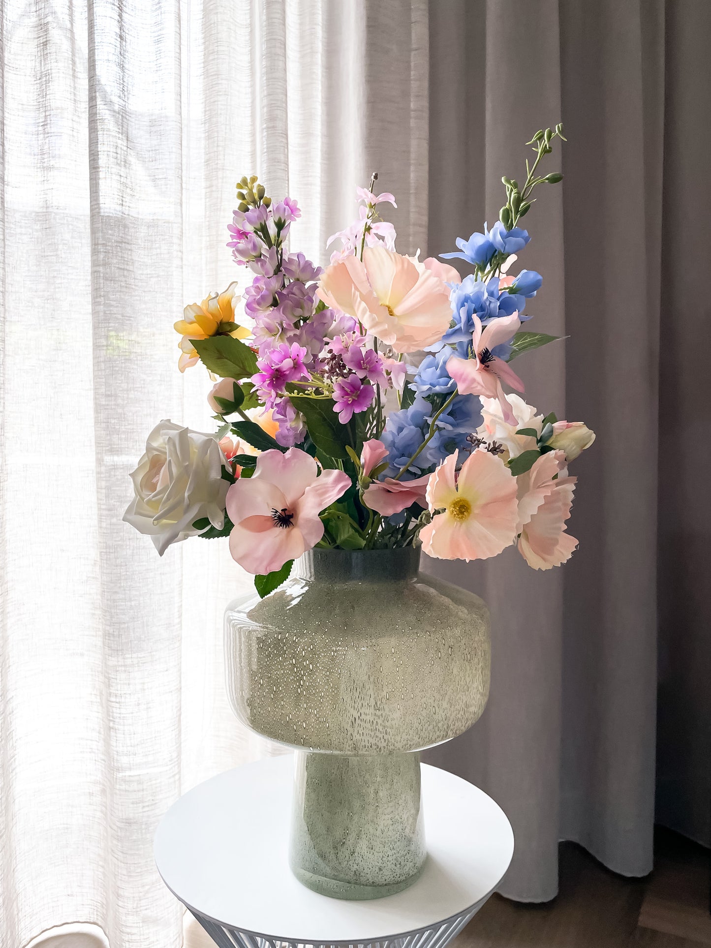 Fris veldboeket van zijden bloemen in pastelkleuren.