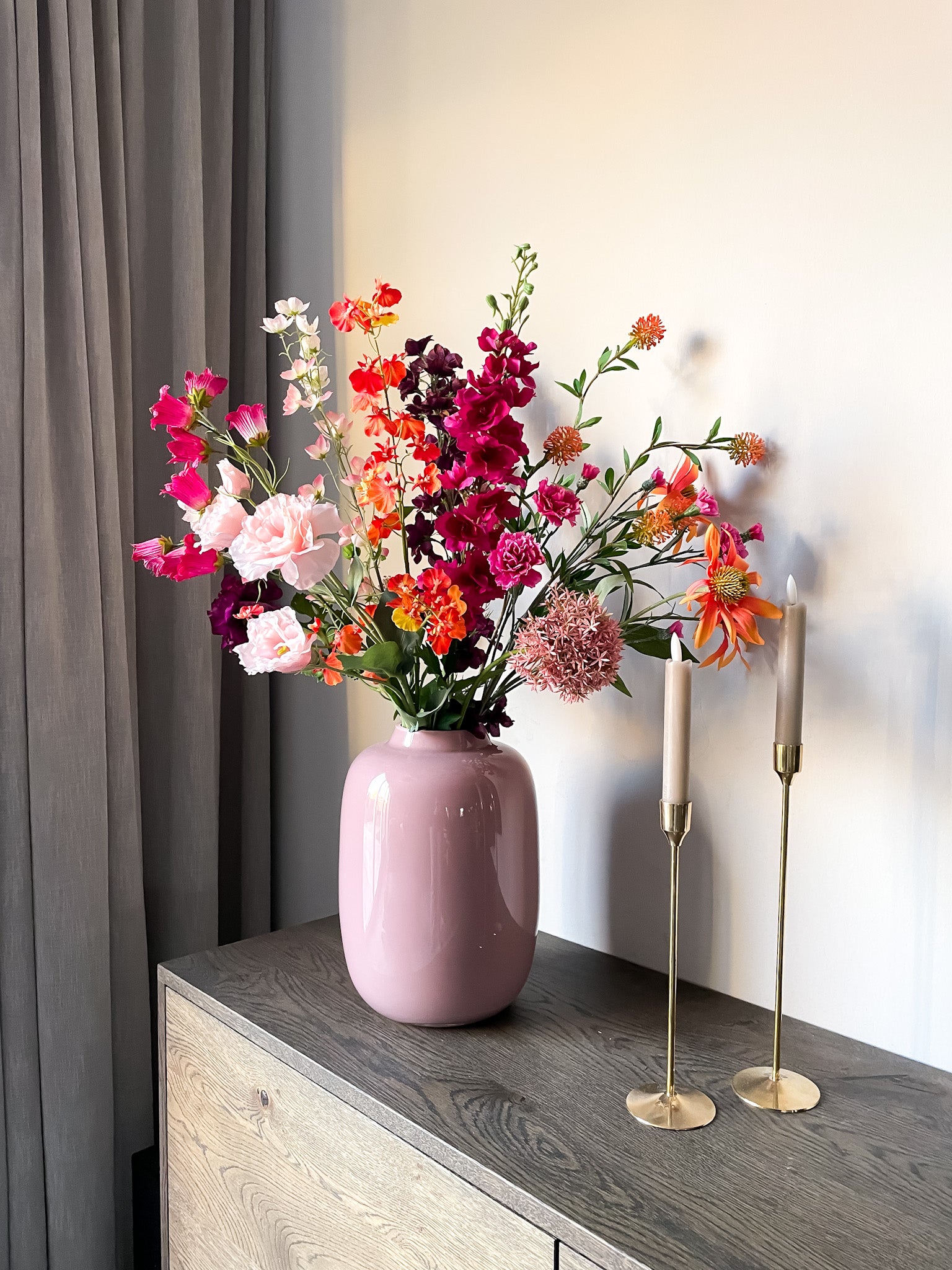 Vol en luxe zijden boeket in frisse warme kleuren.