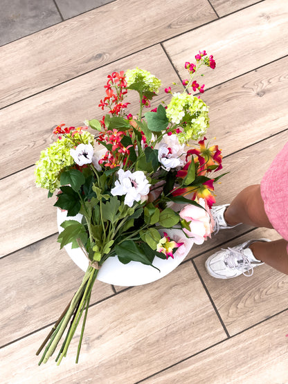 Fris en kleurrijk zomers zijden boeket met bloemen zoals rozen, sneeuwballen, gloriosa's en dahlia.