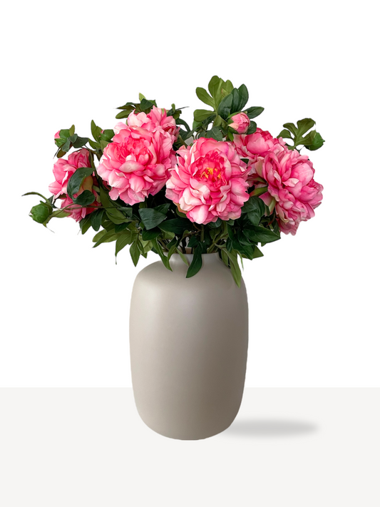 Zijden pioenrozen met dubbele knop in fuchsia kleur. Vol en luxe boeket met kunstbloemen.