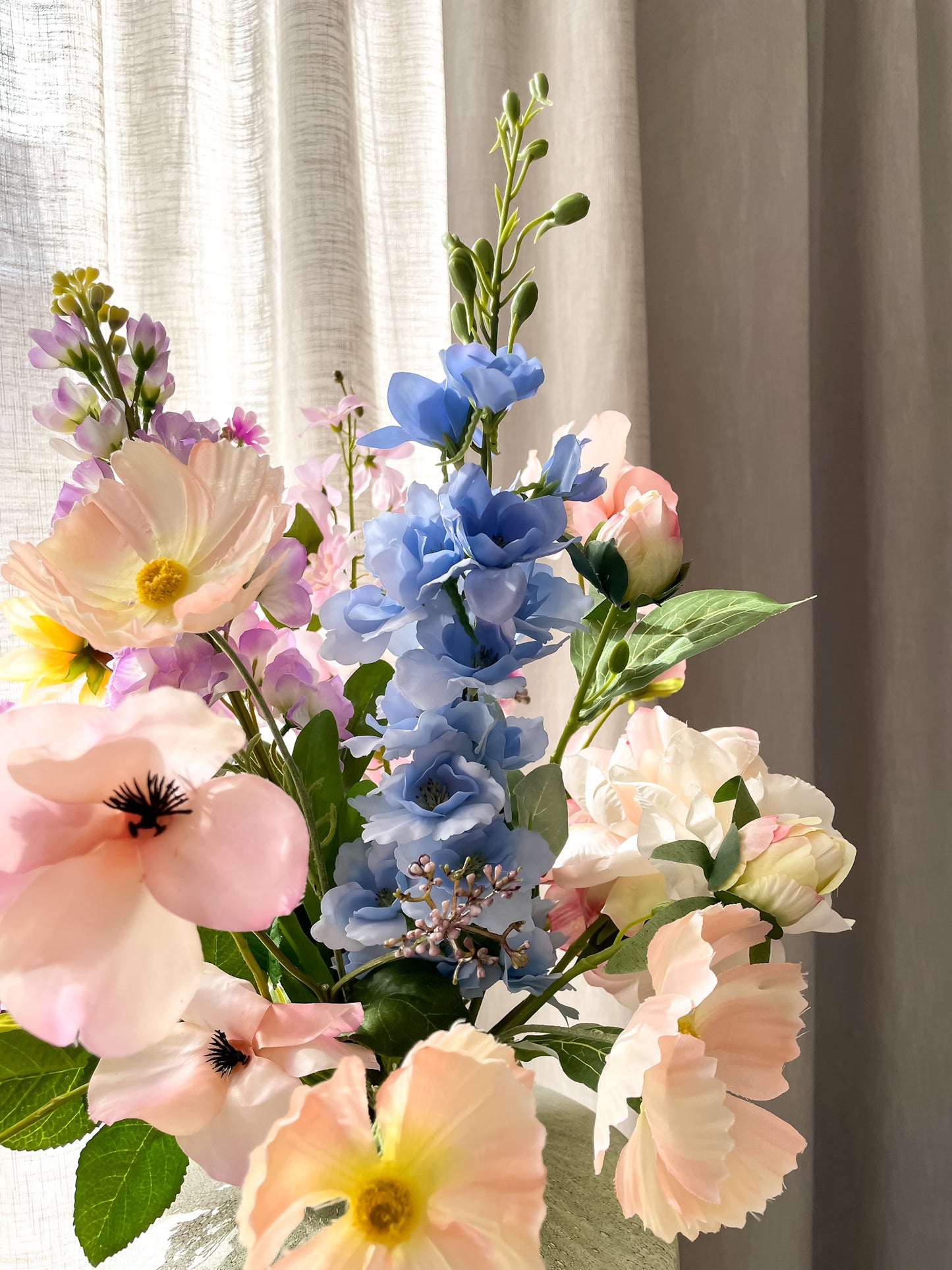 Kleurrijk boeket met blauwe en roze accenten. Mooie zijden bloemen die onderhoudsvriendelijk zijn.