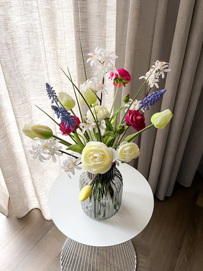 Rustig en fris boeket met kunstbloemen voor het voorjaar. Geschikt voor een kleine vaas. Geen onderhoud.