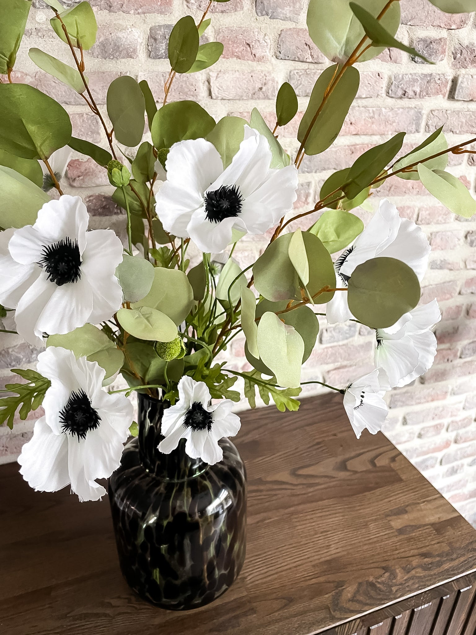 Poppy spray kunst bloemen in witte kleur met groen blad.