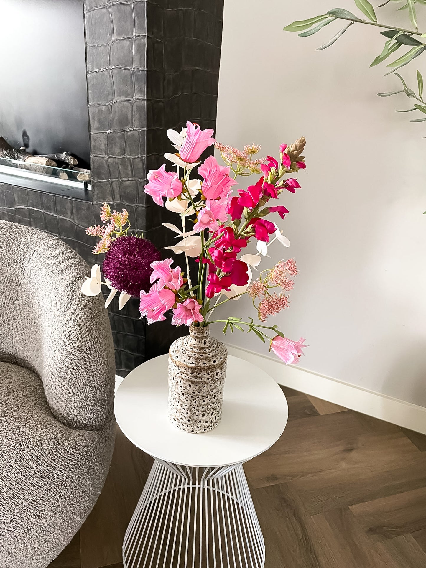 Fuchsia en roze kunstbloemen boeket met decoratieve vaas voor stijlvol woonkamer interieur