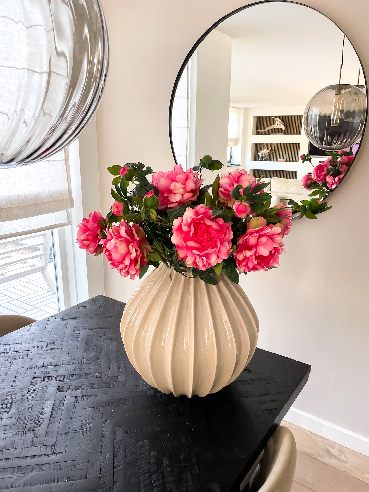 Pioenrozen in felle roze kleur met open bloem en dichte knop. 