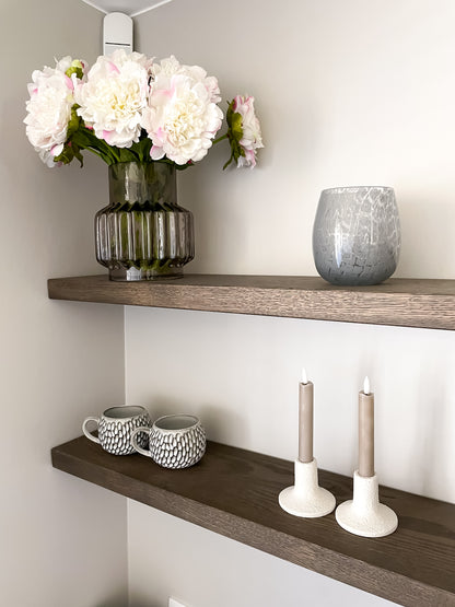 Glazen bruine vaas met ribbel textuur. Gedecoreerd op wandplanken in de keuken. Perfect te combineren met witte zijden pioenrozen voor een rustig interieur.
