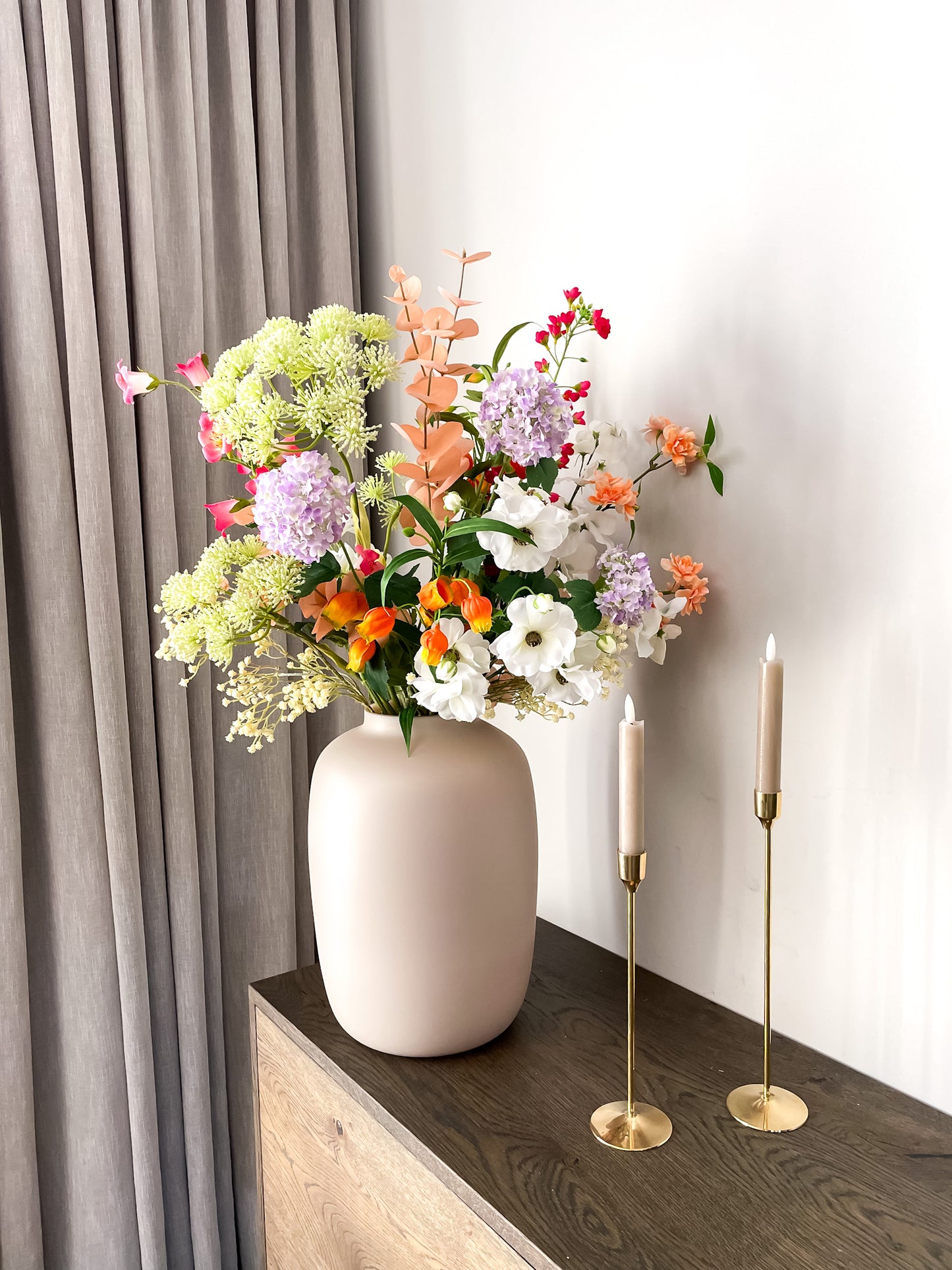 Groot gemengd bloemenboeket met felle kleuren in matte vaas