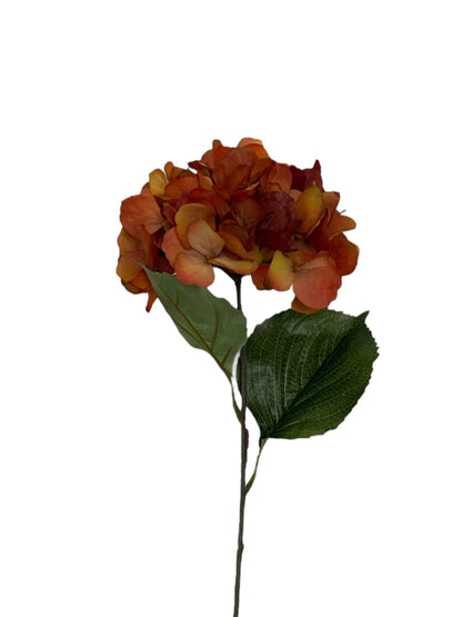 Een hortensia in herfstachtige oranje kleur. Zijden bloem die geen onderhoud nodig heeft.