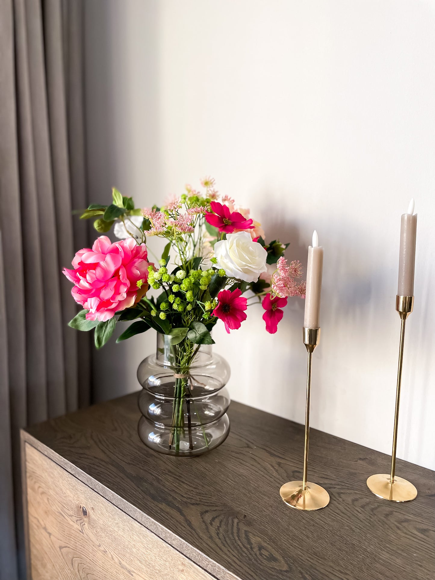 Zijden boeket met roze, wit, groen en gele bloemen. Perfect in deze sfeervolle glazen smokey vaas