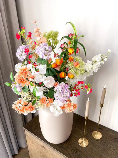 Stijlvol seizoensboeket met kleurrijke accenten
