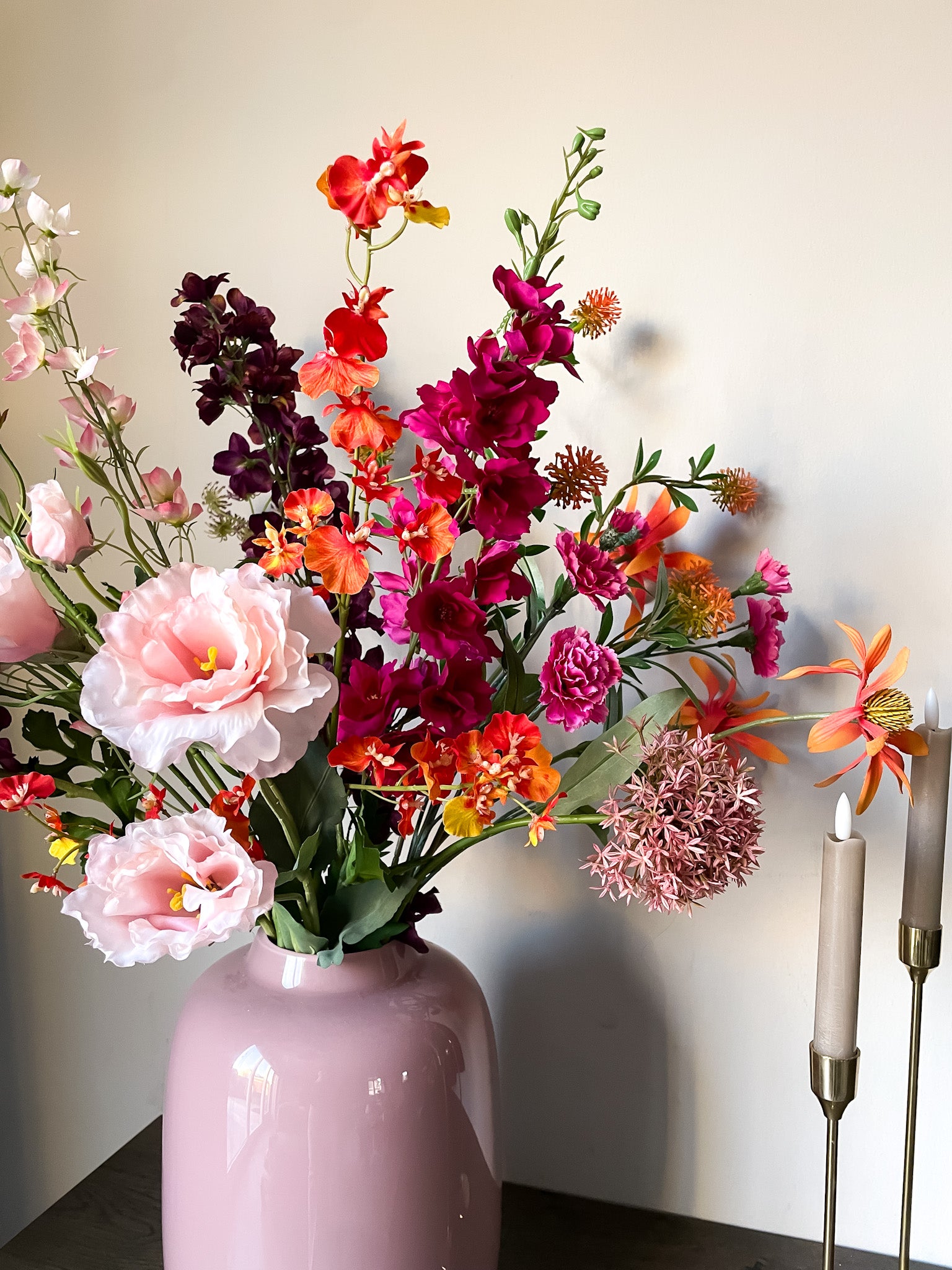 Warme lichtroze, dieproze en oranje zijden bloemen. 