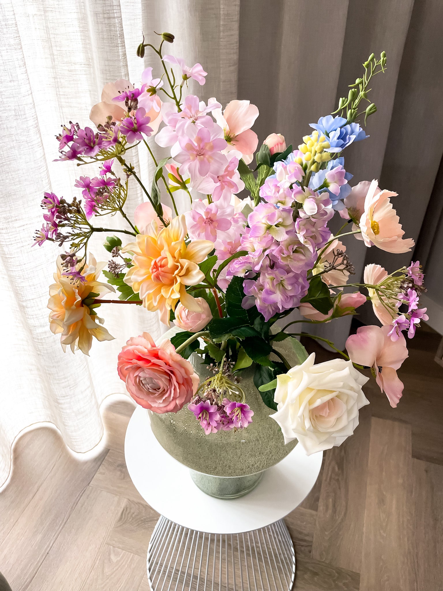 Zijden boeket met kunstbloemen in frisse kleuren. Vol en luxe zijden boeket.