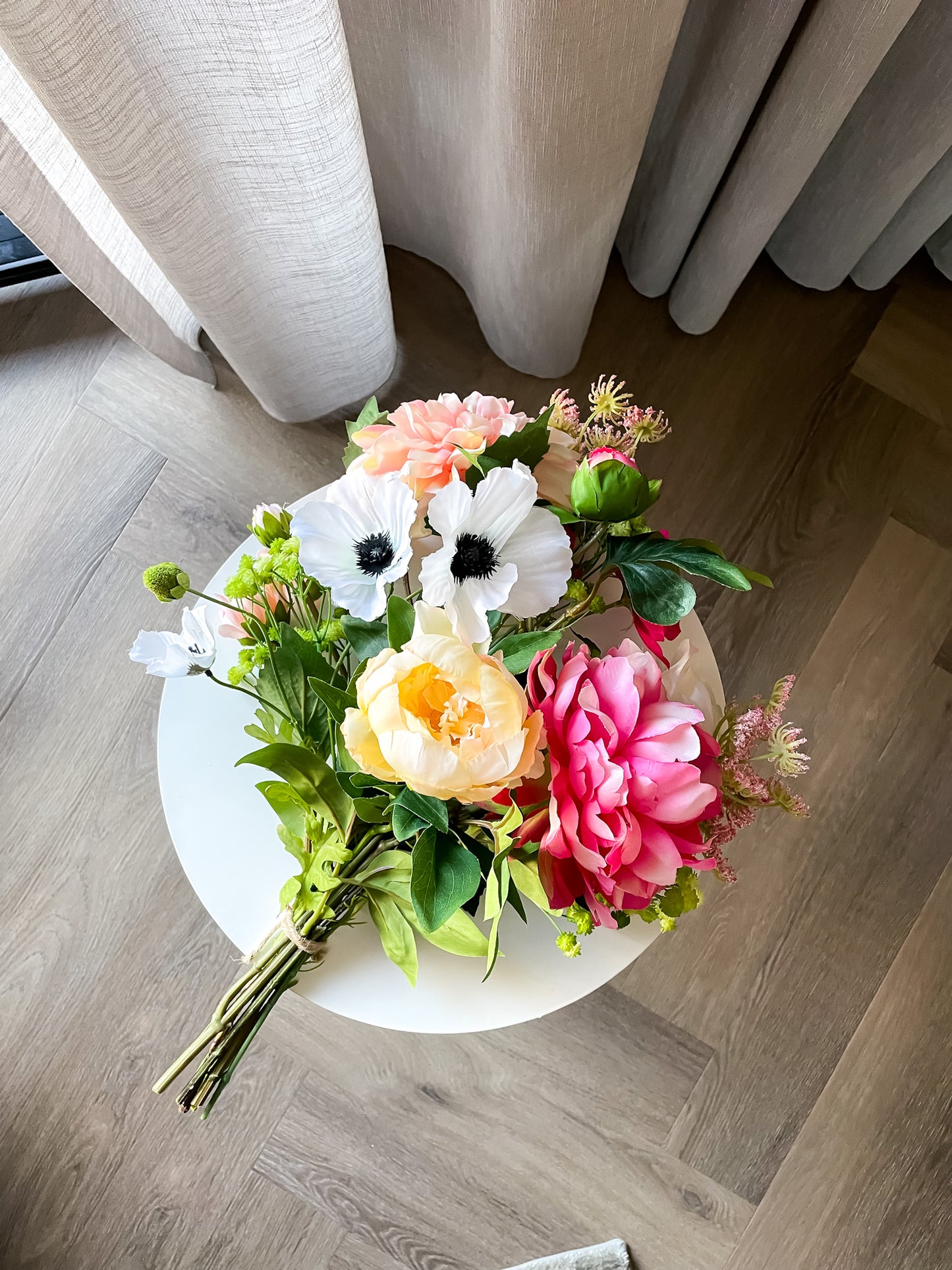 Kunstbloemen boeket in pastelkleuren zoals roze, wit, groen en geel. Onderhoudsvrij