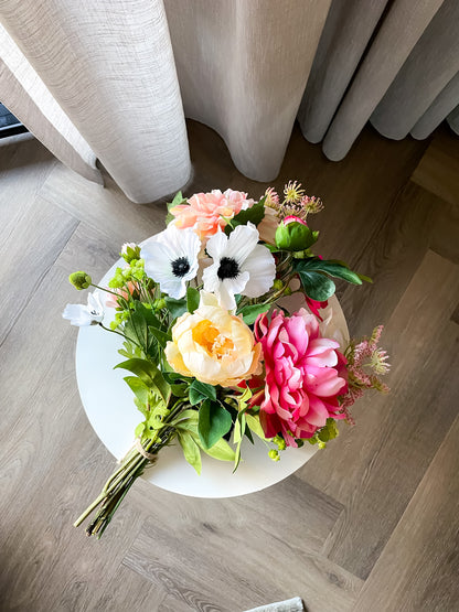 Kunstbloemen boeket in pastelkleuren zoals roze, wit, groen en geel. Onderhoudsvrij