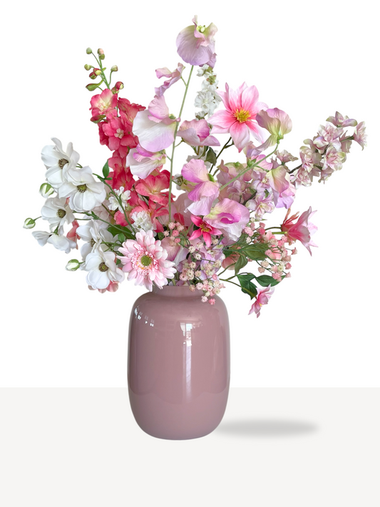 Zijden boeket in roze kleuren met gerbera, delphinium, bloesemtak, gips, ranonkel en lathyrus. 