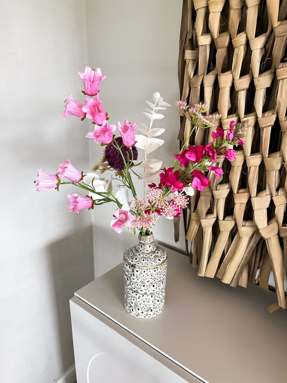Groot roze en paars zijdeboeket met eucalyptus in trendy keramieken vaas