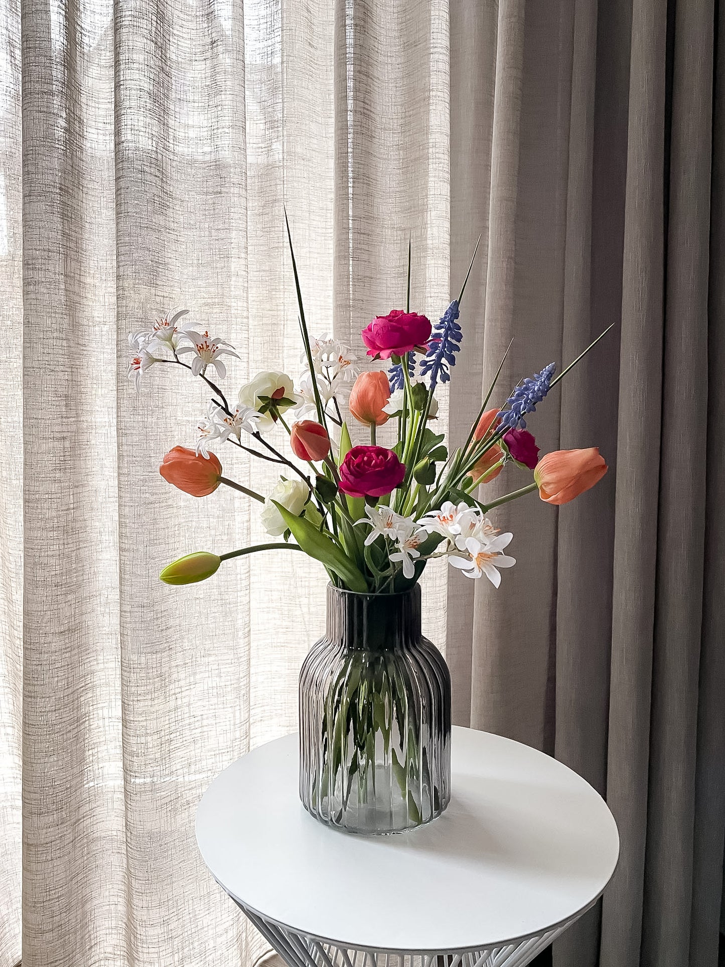 Kleurrijke voorjaarsbloemen met tulpen en pastelkleuren