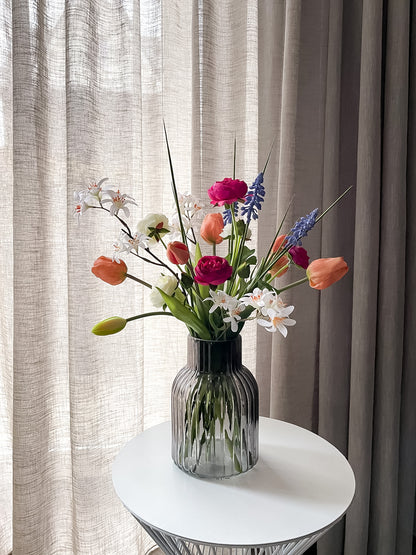 Kleurrijke voorjaarsbloemen met tulpen en pastelkleuren