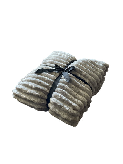 Plaid met ribstructuur gemaakt van een luxe fleece stof. Heerlijk zacht en van groot formaat (150x200cm). 