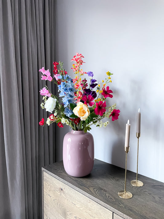 Kleurrijk kunstbloemen boeket in pastelkleuren en felle kleuren.
