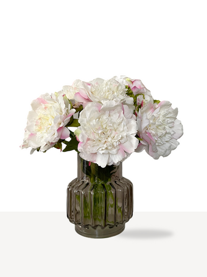Real touch witte pioenrozen met lichtroze accent. Mooie volle knop. Perfect voor elk interieur.