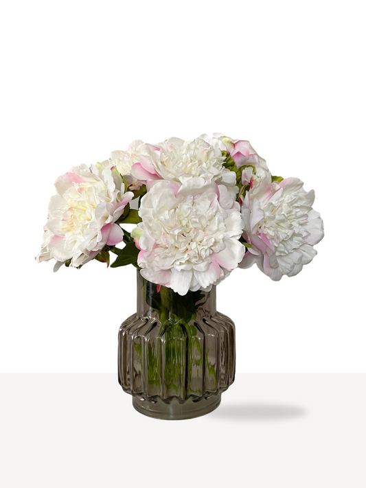Real touch witte pioenrozen met lichtroze accent. Mooie volle knop. Perfect voor elk interieur.