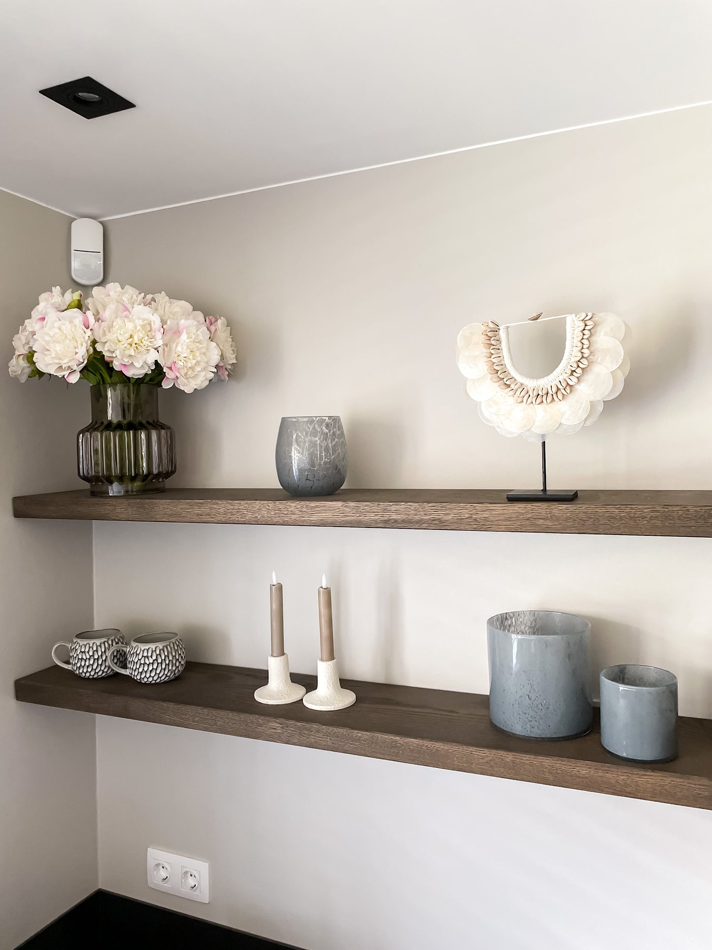 Decoratie voor op wandplanken in de keuken. Schelpenornament, mokken, windlichten en zijden pioenrozen.