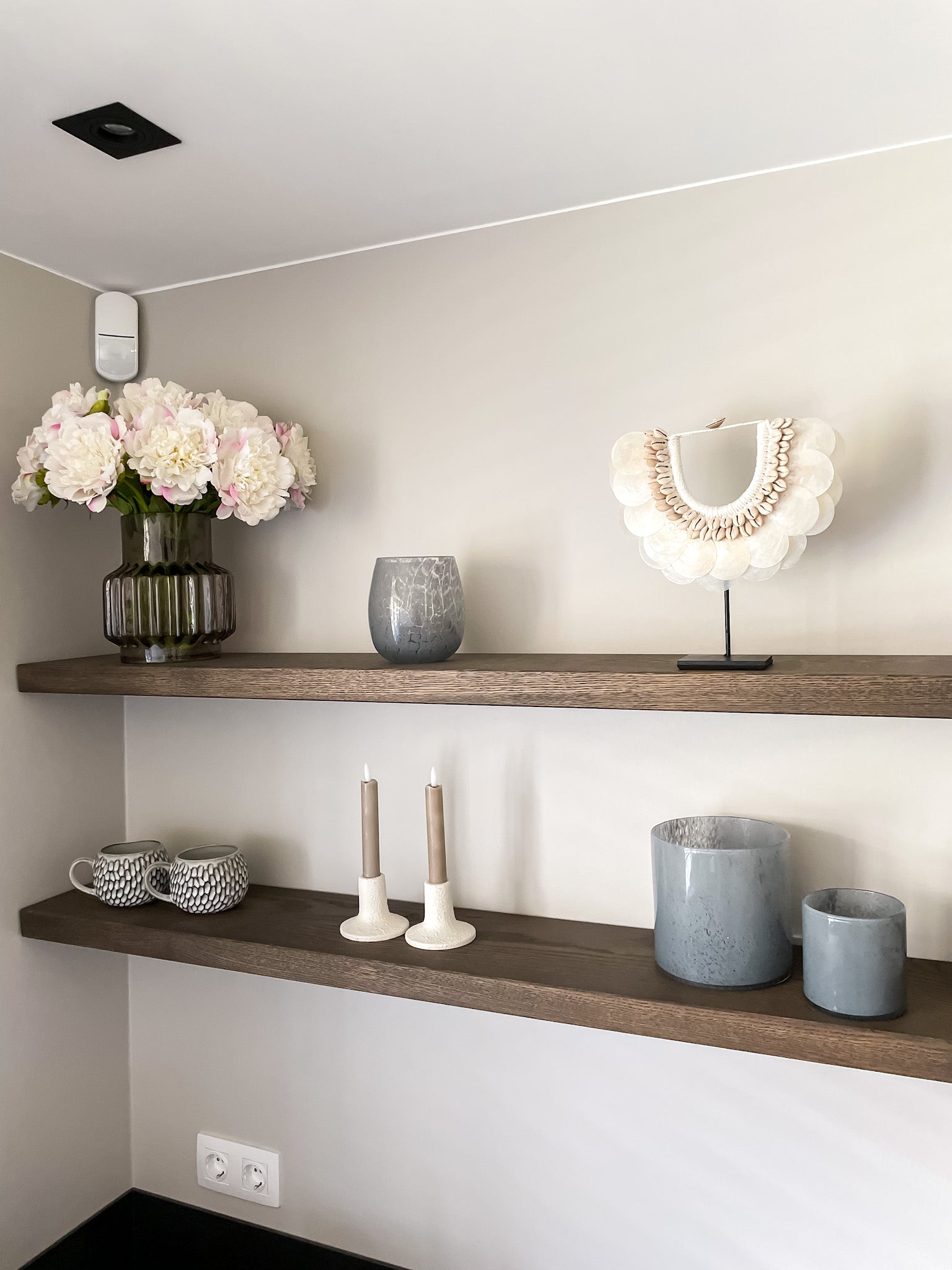 Decoratie voor op wandplanken in de keuken. Schelpenornament, mokken, windlichten en zijden pioenrozen.